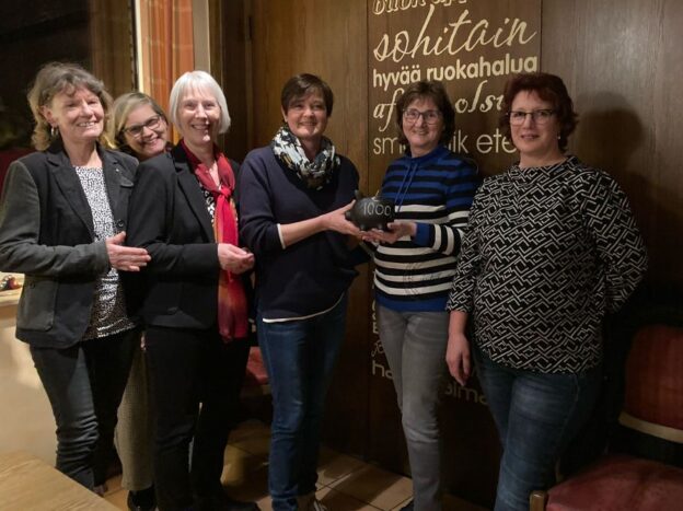 Die Präsidenten der Warsteiner Soroptimistinnene, Doris Bömer, überreicht ein gut gefülltes Sparschwein an Michaele Sülzle (r.) und Susanne Heppe (l.) vom Hospizkreis.